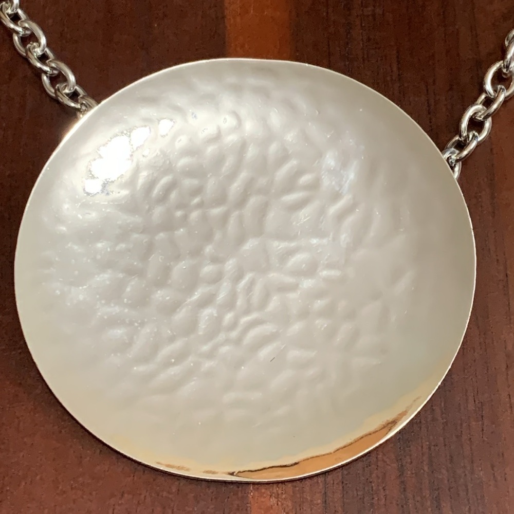 NWT Robert Lee Morris silver plated slightly hammered circle necklace - Picture 2 of 4
